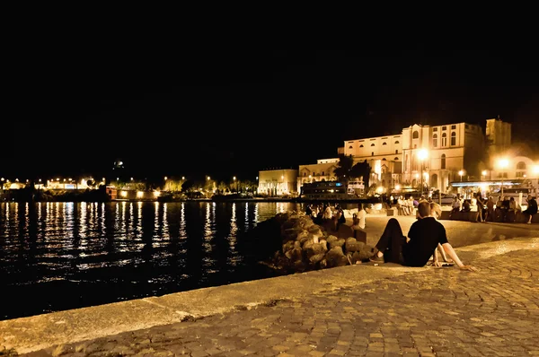 リーヴァ ・ デル ・ ガルダ遊歩道夜ガルダ湖, イタリア — ストック写真