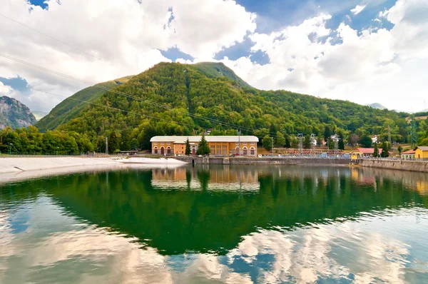 Hydro-electric power plant and lake in Ligonchio, Emilia Apennines, Italy — Stock Photo, Image