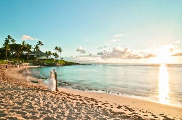 정체 불명의 긴 노출 마우이, 하와이에서 결혼 커플 — 스톡 사진