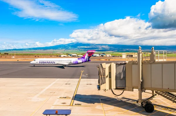 Hawaiianische Fluggesellschaft boing 717-200 auf dem kahului airport in maui, hawai — Stockfoto