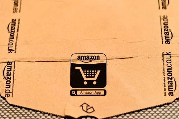 Paquete Amazon entregado en Milán, Italia — Foto de Stock