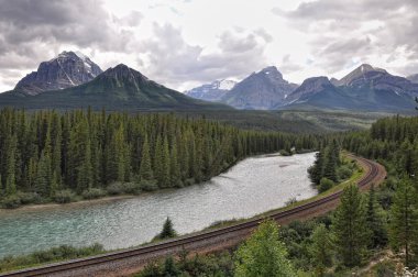 nehir, demiryolu ve rocky Dağları banff national Park, alberta