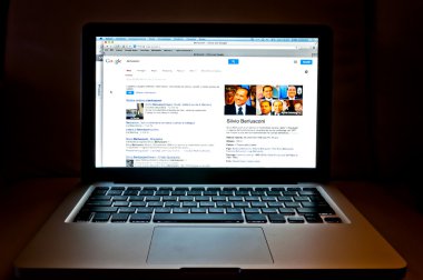laptop gösteren google web araması
