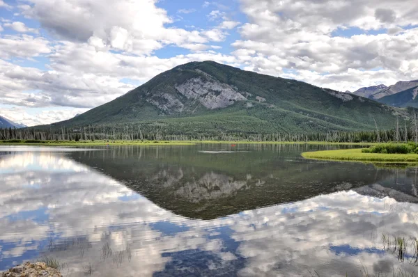 Vermillion odbicie - banff, jezioro alberta — Zdjęcie stockowe