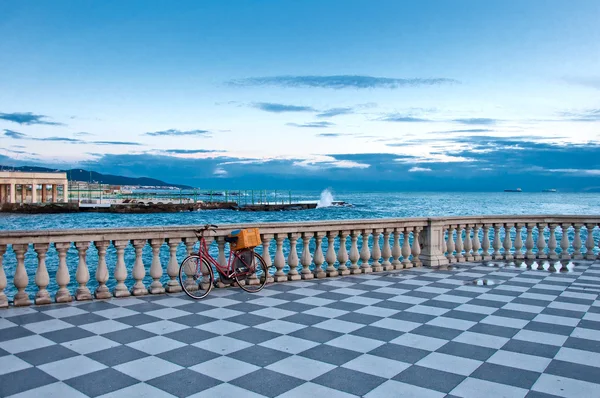 Mascagni terraza y el mar en Livorno. Toscana - Italia —  Fotos de Stock