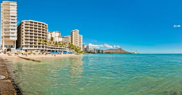 Waikiki strandwal met hotels en diamond hoofd in honolulu, hawaii — Stockfoto