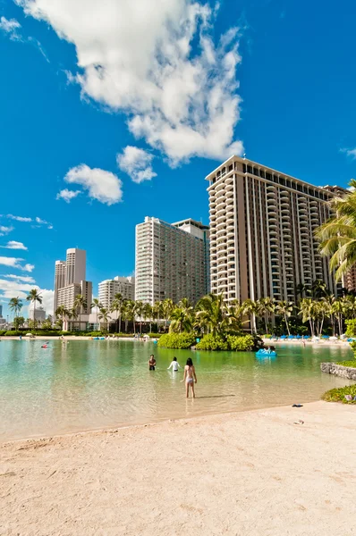 Waikiki ακτογραμμή με ξενοδοχεία και παραλία στη Χονολουλού, Χαβάη — Φωτογραφία Αρχείου