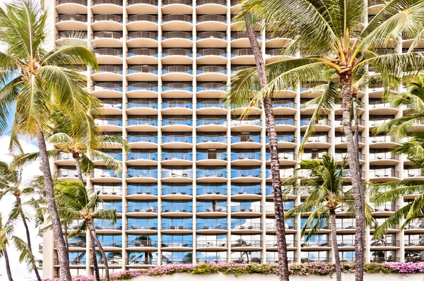 Façade de l'hôtel Waikiki avec palmiers à Honolulu — Photo