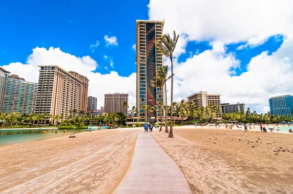 Rivage de Waikiki avec hôtels et plage à Honolulu, Hawaï — Photo