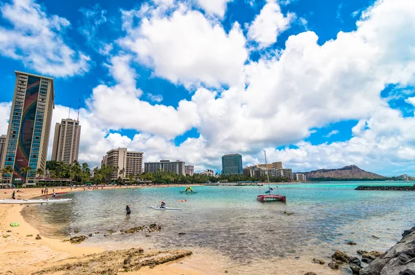 Linii brzegowej Waikiki Hotele i diamond head w honolulu, Hawaje — Zdjęcie stockowe