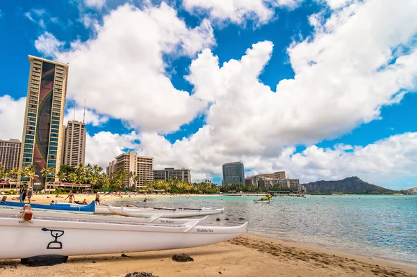 Waikiki strandwal met hotels en diamond hoofd in honolulu, hawaii — Stockfoto