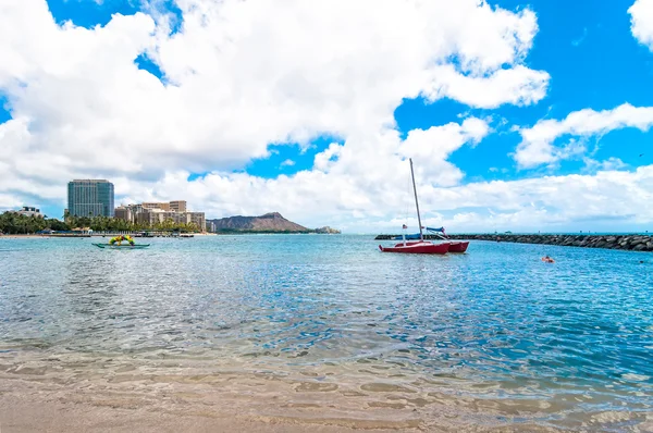 Waikiki strandwal met hotels en diamond hoofd in honolulu, hawaii — Stockfoto