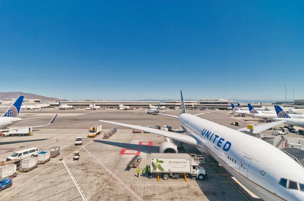 Vereinigte fluglinie boing 767-322 auf dem internationalen flughafen san francisco — Stockfoto