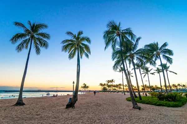 Sunset time in Waikiki beach, Honolulu — Stock Photo, Image