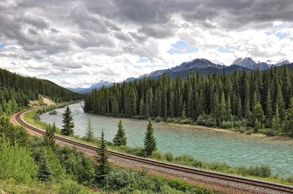 Floden, järnvägen och klippiga bergen i banff national park, alberta Stockfoto