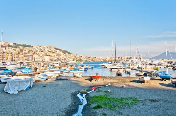 Nápoles vista da baía de Mergellina com mar Mediterrâneo - Itália — Fotografia de Stock