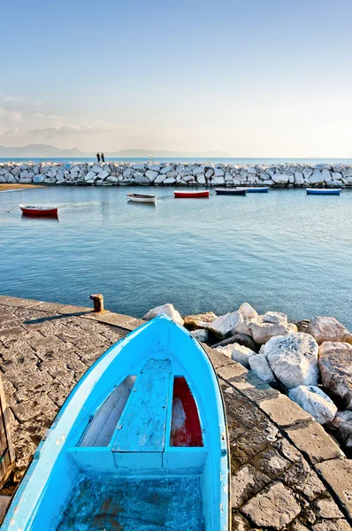 Middellandse Zee en boot in de baai van Napels — Stockfoto