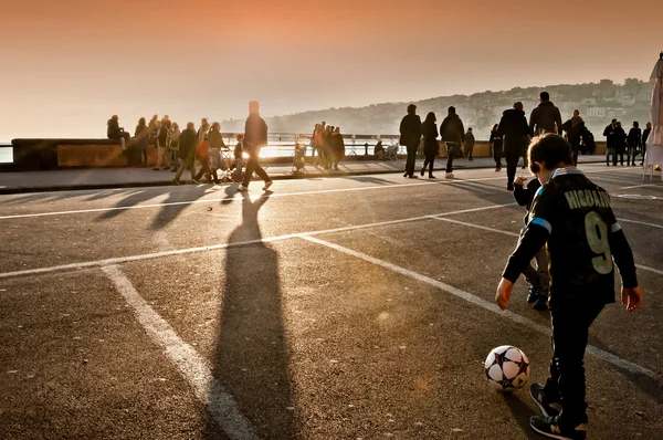 çocukların futbol günbatımında Napoli, İtalya