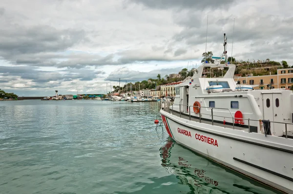 Boot und Hafen der Küstenwache auf der Insel Ischia, Italien — Stockfoto