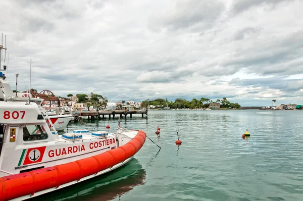 Barco e porto de guarda costeira na ilha de Ischia, Itália — Fotografia de Stock