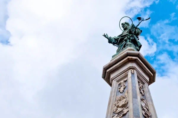 Статуя Святого Доминика в Неаполе, Италия — стоковое фото