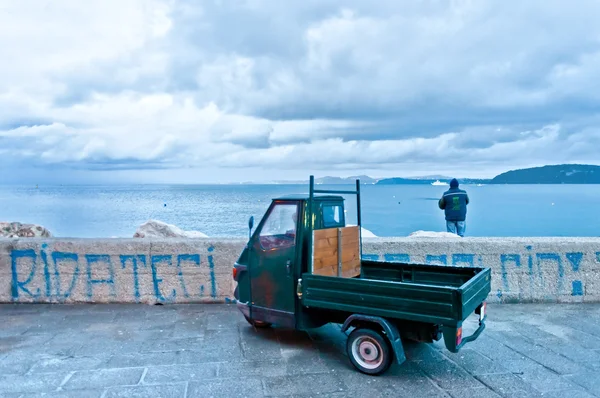 Rybak i harbor na wyspie ischia, Włochy — Zdjęcie stockowe