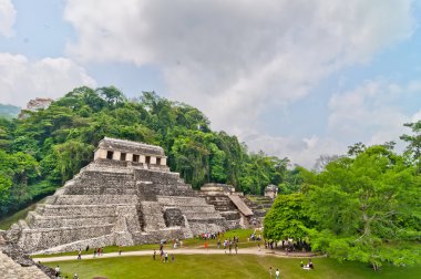 turistler palenque Harabeleri Chiapas, Meksika ziyaret edin.