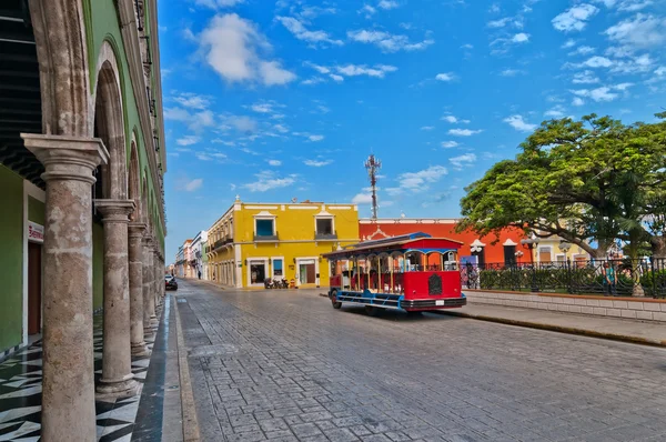 Plaza y edificios típicos en Campeche, México — Foto de Stock