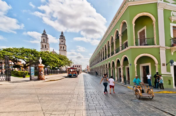广场和大教堂在坎佩切州，墨西哥 — 图库照片