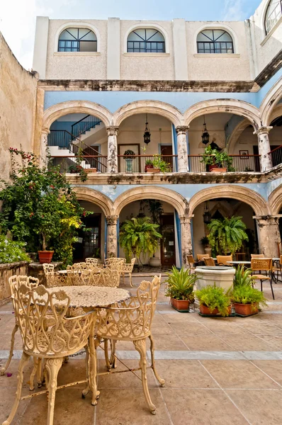 Patio con mesas y sillas en Campeche, México — Foto de Stock