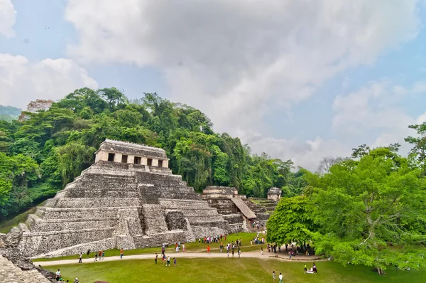 Turyści odwiedzają palenque ruiny w chiapas, Meksyk — Zdjęcie stockowe