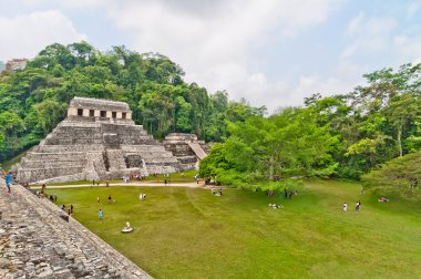 turistler palenque Harabeleri Chiapas, Meksika ziyaret edin.