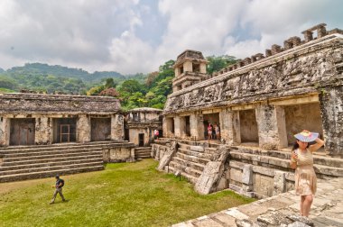 turistler palenque Harabeleri Chiapas, Meksika ziyaret edin.