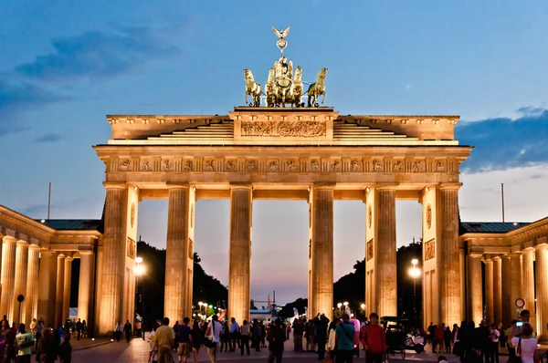 Toeristen in brandenburg gate - Berlijn, Duitsland — Stockfoto