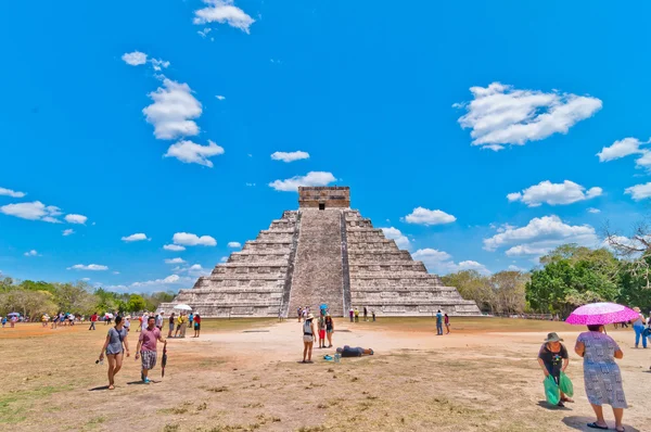 I turisti visitano Chichen Itza - Yucatan, Messico — Foto Stock