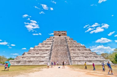 turistler chichen Itza - yucatan, Meksika ziyaret edin.