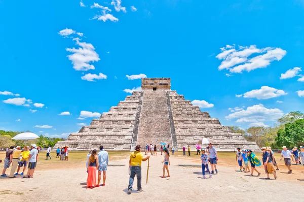 Τουρίστες επισκέπτονται chichen itza - Γιουκατάν, Μεξικό — Φωτογραφία Αρχείου