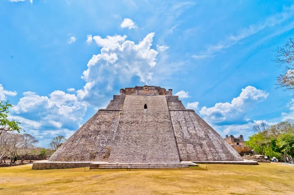 욱 스 말, 유카탄, 멕시코에서 고 대 마 야 피라미드 — 스톡 사진