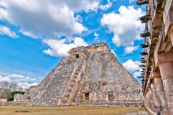 Antigua pirámide maya en Uxmal, Yucatán, México — Foto de Stock