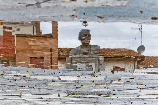 Reflexão do monumento a Vladimir Lenin em Cavriago, Itália . — Fotografia de Stock