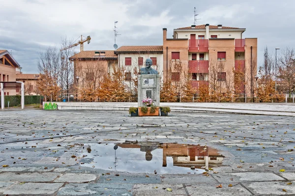 A monument to Vladimir Lenin in Cavriago, Italy. — Stock Photo, Image