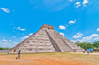 turistler chichen Itza - yucatan, Meksika ziyaret edin.
