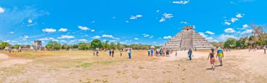 turistler chichen Itza - yucatan, Meksika ziyaret edin.