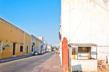 Valladolid, Meksika tipik koloni binaları ile şehir sokak görünümü