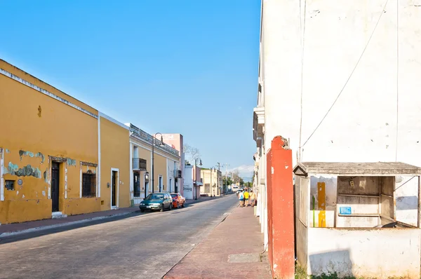 Belvárosi Utcakép tipikus gyarmati épületek, Valladolid, Mexikó — Stock Fotó