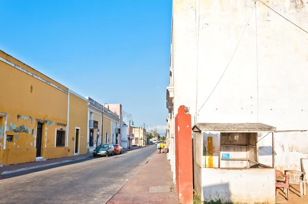 वल्लडॉलिड, मेक्सिको मध्ये ठराविक वसाहती इमारतींसह मध्यवर्ती रस्त्यावर दृश्य — स्टॉक फोटो, इमेज