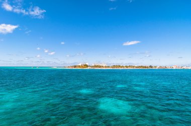 Deniz - Meksika dan tropikal deniz ve Isla mujeres kıyı şeridi görünümü