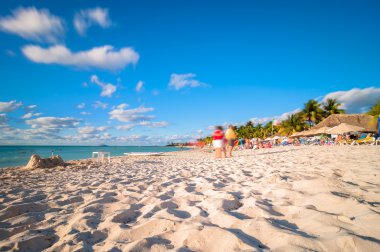 Isla Mujeres, Meksika için Playa del Norte sahilde günbatımı zevk turist