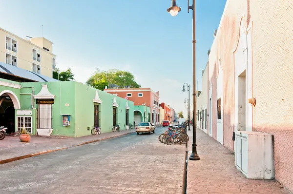 Downtown street view with typical colonial buildings in Valladolid, México — Foto de Stock
