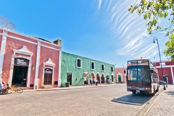 Uitzicht op downtown straat met typische koloniale gebouwen in valladolid, mexico — Stockfoto